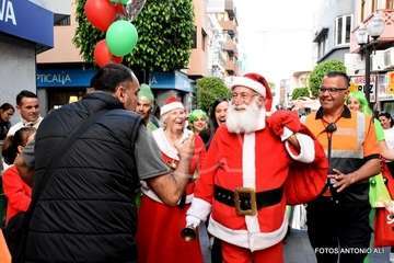 Papá Noel recibe el cariño de cientos de niños de Telde (Foto Antonio Alí y TA)